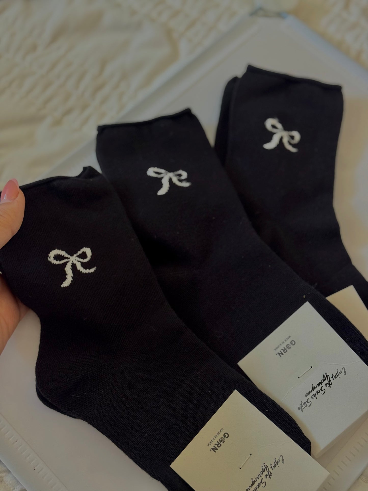 Sparkling Ribbon Bow Engraved Black Socks